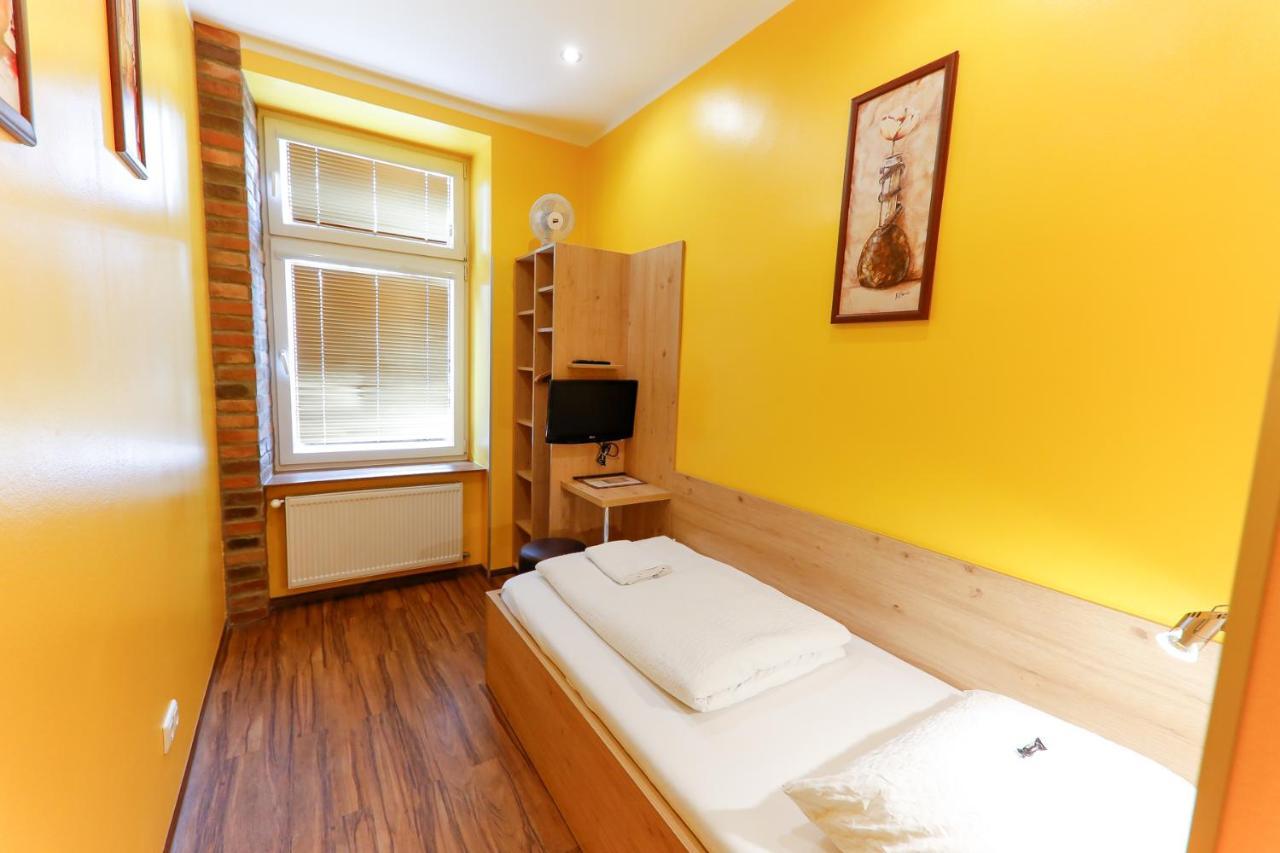 Single Room,682501125:JPEG